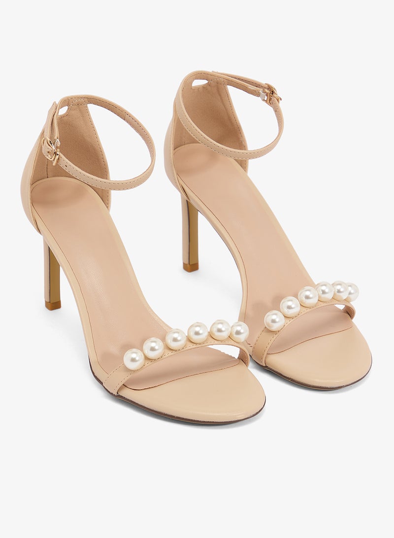 ايلا ليمتد اديشن كعب عالٍ مزين بتفاصيل لؤلؤ مع حزام - Image 4